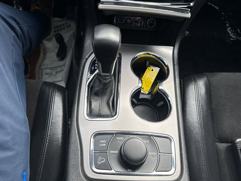 Used 2022 Jeep Grand Cherokee Laredo X image 23