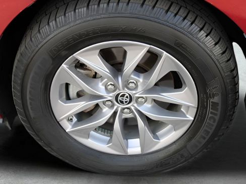 Used 2021 Toyota Sienna XLE w/ XLE Plus Package FWD image 2
