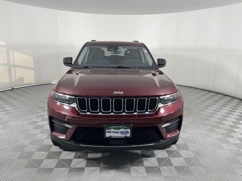 Used 2023 Jeep Grand Cherokee Laredo image 2