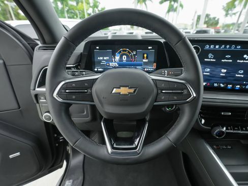 Used 2025 Chevrolet Suburban Premier image 8