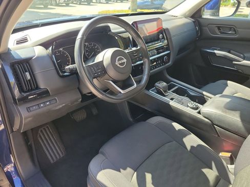 Used 2025 Nissan Pathfinder SV AWD/4WD image 16