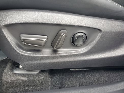 Used 2025 Toyota Crown Signia XLE image 19