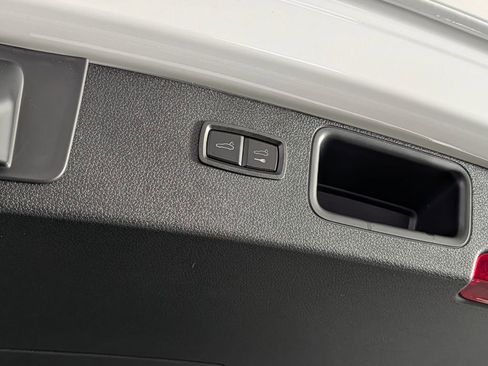 New 2026 Porsche Macan image 18