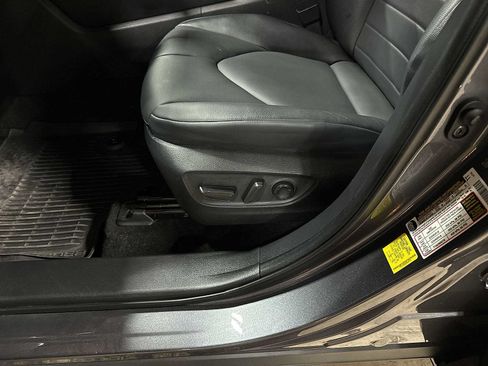 Used 2023 Toyota Highlander XLE AWD/4WD image 24