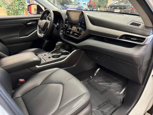 Used 2022 Toyota Highlander XLE image 16