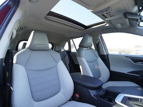 Used 2022 Toyota RAV4 XLE Premium image 11