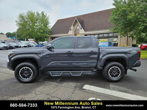 Used 2024 Toyota Tacoma TRD Off-Road image 2