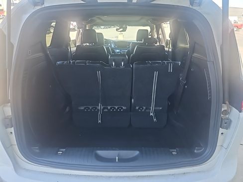 Used 2025 Chrysler Pacifica Limited FWD image 8