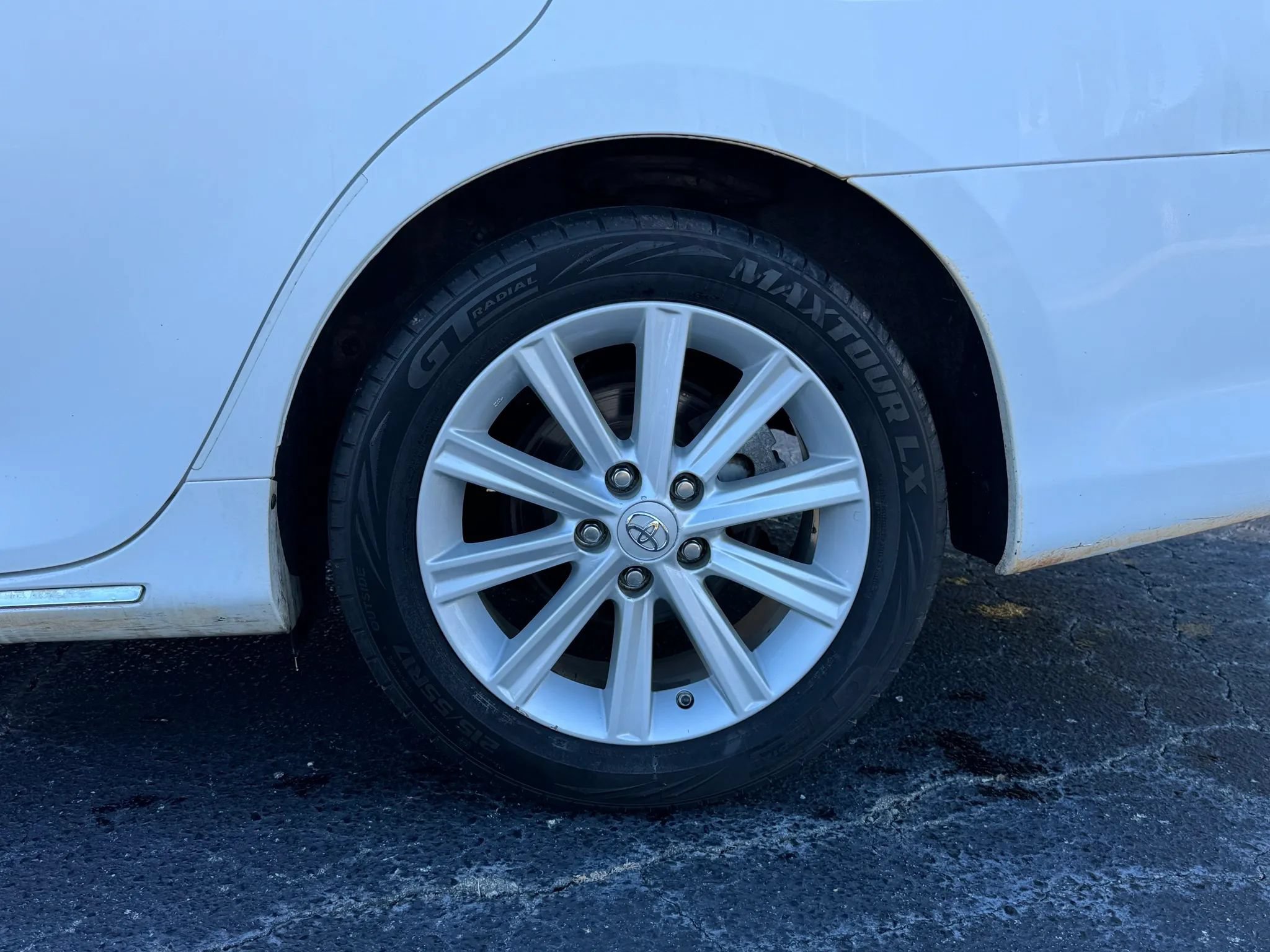 Used 2014 Toyota Camry XLE w/ Leather Package FWD image 3