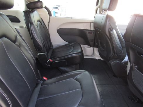 Used 2024 Chrysler Pacifica Touring-L image 11