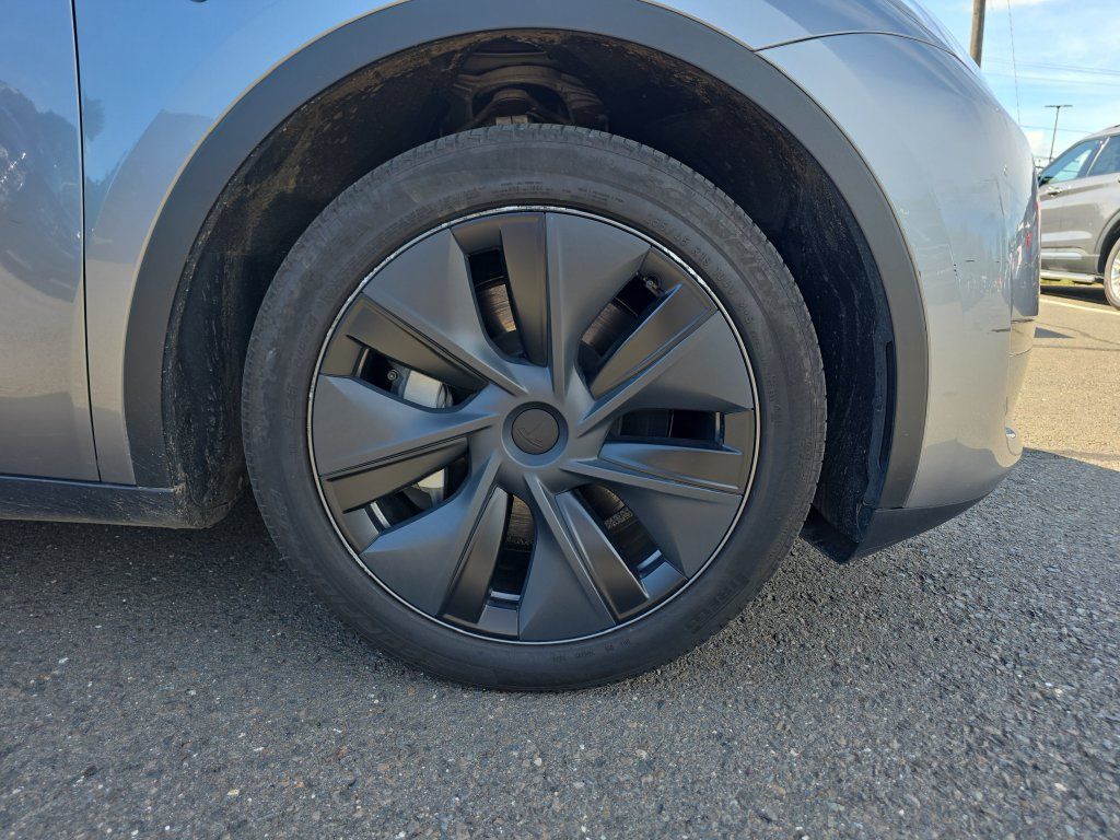 Used 2024 Tesla Model Y Long Range AWD/4WD image 9