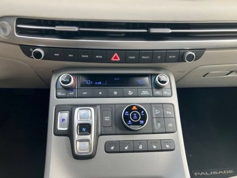 Used 2023 Hyundai Palisade Limited w/ Winter Package AWD/4WD image 14