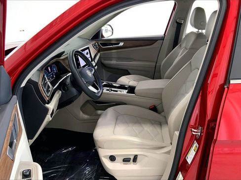 Used 2024 Volkswagen Atlas SE w/ Black Wheel Package FWD image 18