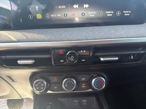 Used 2025 Nissan Kicks SV AWD/4WD image 25