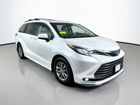 Used 2023 Toyota Sienna XLE AWD/4WD image 8