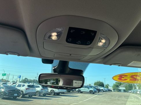 Used 2022 Chrysler Pacifica Touring-L w/ Uconnect Theater Family Group FWD image 17