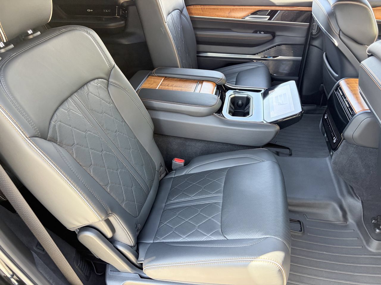 Used 2023 Jeep Grand Wagoneer Series III AWD/4WD image 13