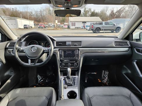 Used 2018 Volkswagen Passat 2.0T SE image 32