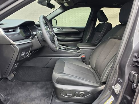 Used 2025 Jeep Grand Cherokee Laredo w/ Luxury Tech Group I RWD image 6