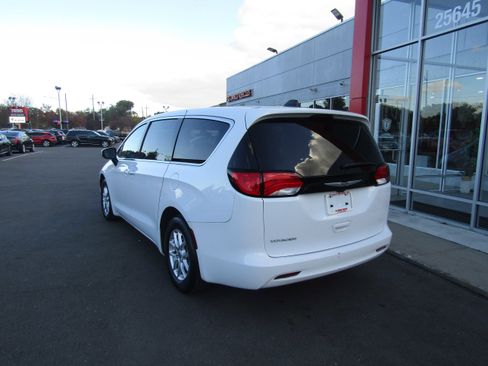 Used 2022 Chrysler Voyager LX image 3