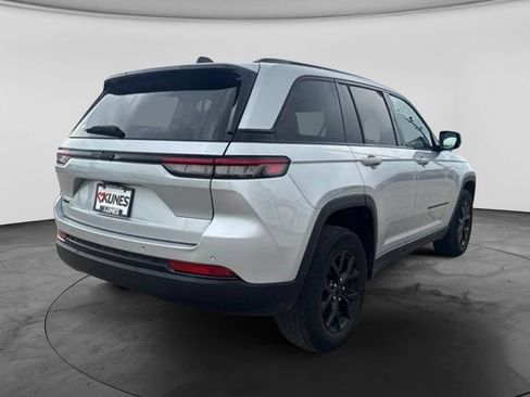 Used 2024 Jeep Grand Cherokee Altitude AWD/4WD image 11