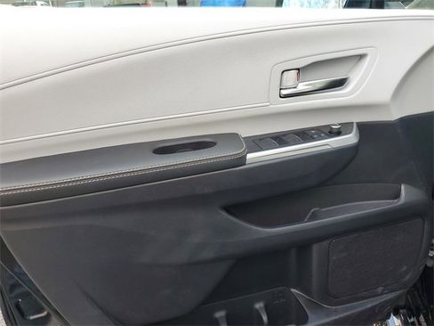 Used 2025 Toyota Sienna XSE image 17