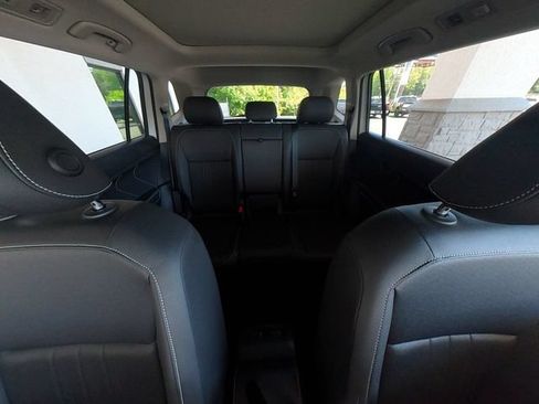 Used 2023 Volkswagen Tiguan SE AWD/4WD image 34
