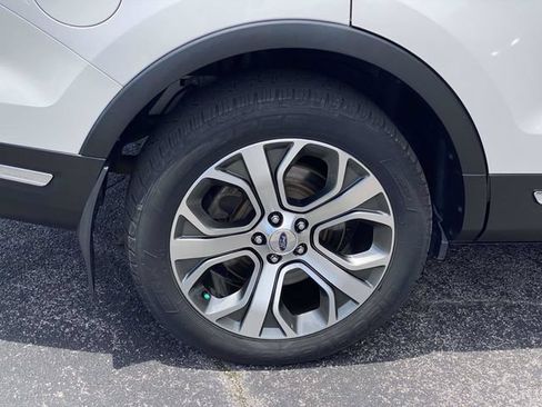 Used 2019 Ford Explorer Limited w/ Limited Luxury Package AWD/4WD image 12