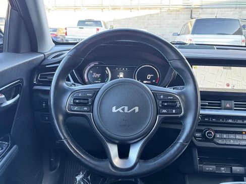Used 2022 Kia Niro EX Premium w/ Cold Weather Package FWD image 21