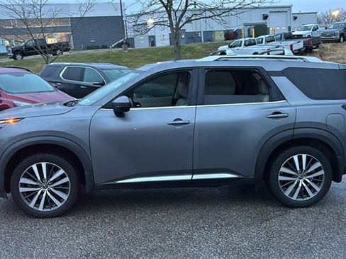 Used 2022 Nissan Pathfinder Platinum w/ Cargo Package image 4