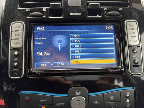 Used 2015 Nissan Leaf SV image 12