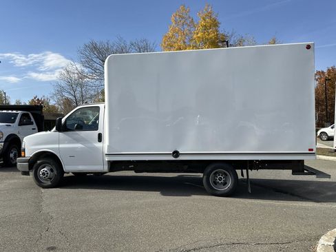 Used 2022 GMC Savana 3500 w/ Power Convenience Package image 9
