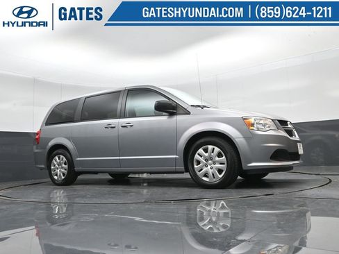 Used 2018 Dodge Grand Caravan SE w/ UConnect Hands-Free Group image 31