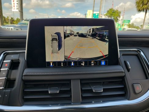 Used 2023 GMC Yukon SLT w/ SLT Premium Package image 10