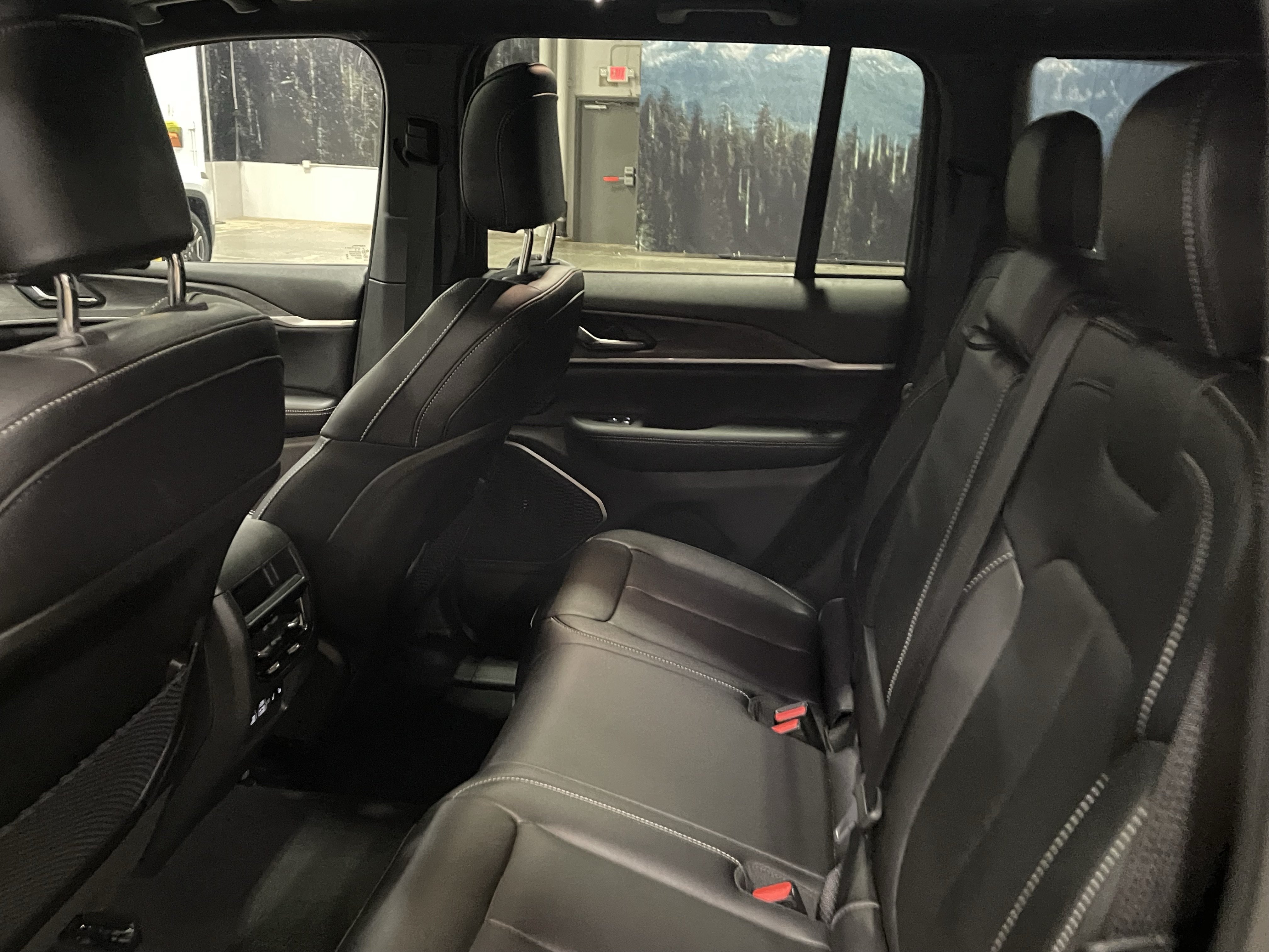 Certified 2024 Jeep Grand Cherokee Limited w/ Black Appearance Package AWD/4WD image 14