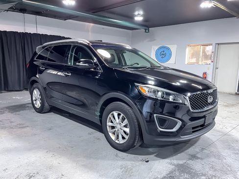 Used 2016 Kia Sorento LX image 2
