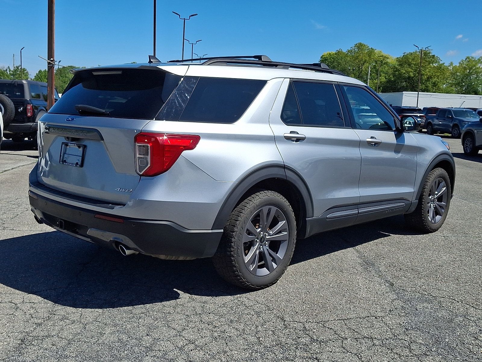 Used 2023 Ford Explorer XLT w/ Equipment Group 202A AWD/4WD image 9