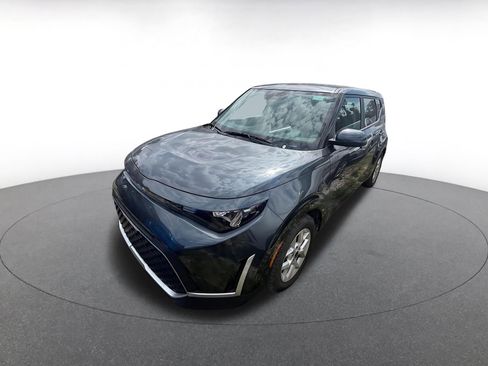Used 2025 Kia Soul LX w/ LX Technology Package FWD image 4