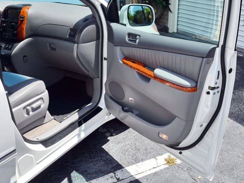 Used 2010 Toyota Sienna XLE Limited w/ XLE Limited Pkg 2 FWD image 34