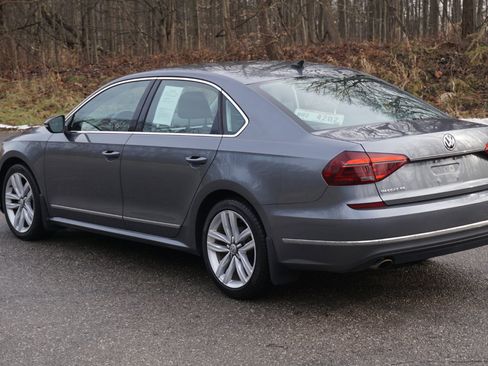 Used 2017 Volkswagen Passat 1.8T SE image 3