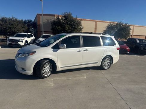 Used 2017 Toyota Sienna Limited image 7