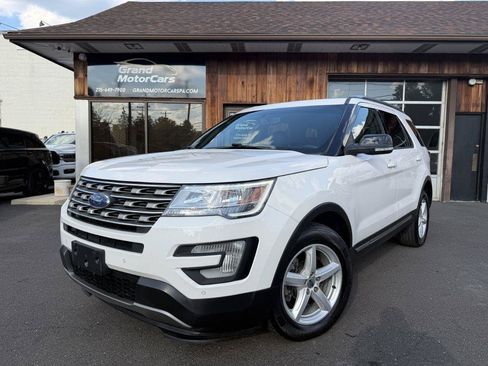 Used 2017 Ford Explorer XLT w/ Equipment Group 202A AWD/4WD image 1