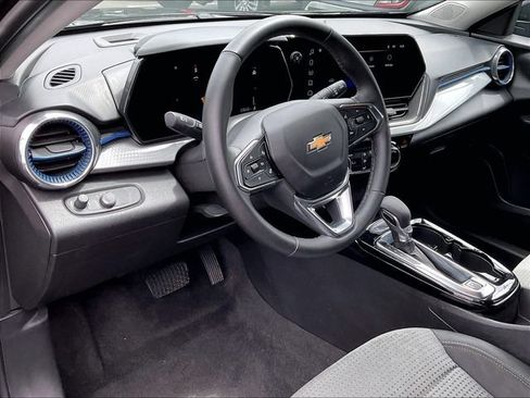 Used 2025 Chevrolet Trax LT w/ Sunroof Package FWD image 5
