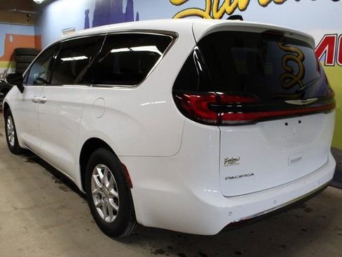 Used 2024 Chrysler Pacifica Touring-L FWD image 6