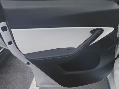 Used 2021 Tesla Model Y Long Range image 17