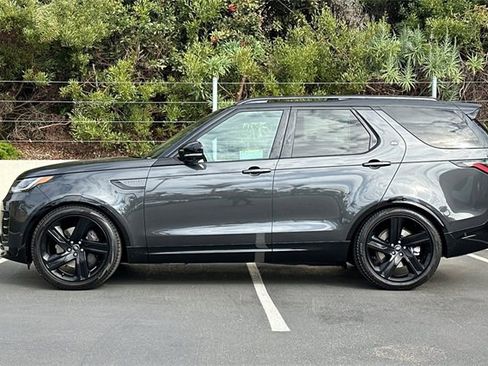 New 2025 Land Rover Discovery Dynamic SE image 2