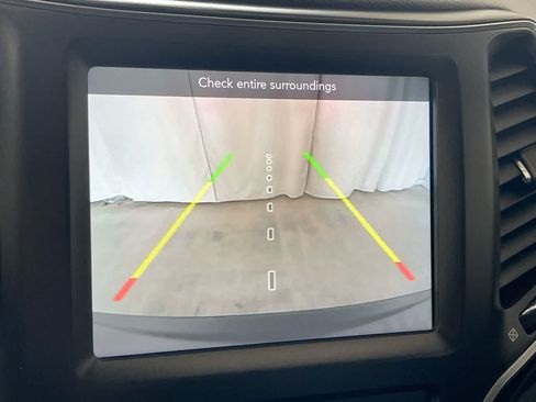 Used 2019 Jeep Cherokee Trailhawk w/ Cold Weather Group AWD/4WD image 17