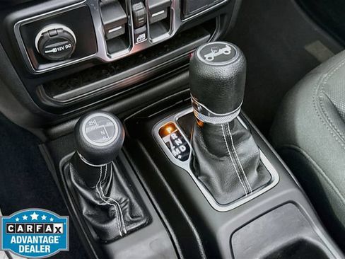 Used 2018 Jeep Wrangler Unlimited Sahara AWD/4WD image 17