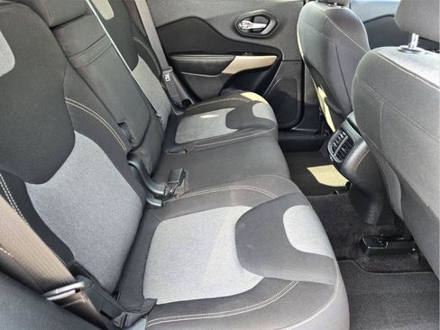 Used 2017 Jeep Cherokee Sport FWD image 28