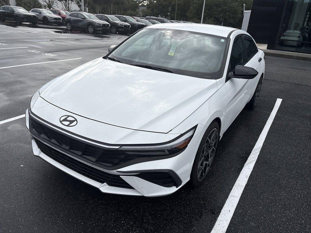 Used 2025 Hyundai Elantra SEL FWD image 3